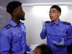 Tussi, Blasen, Braunhaarige, Hundestellung, Hd, Latina, Milf, Flotter dreier