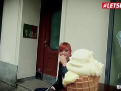 Gros cul, Grosse bite, Gros seins, Sucer une bite, Tir de sperme, Seins naturels, Public, Rousse roux