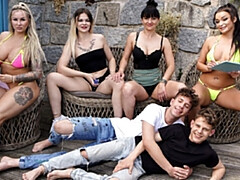 Cul, Sucer une bite, En levrette, Orgie, De plein air, Fête, Public, Suçant