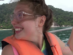 Enthousiasteling, Bruinharig, Flashing, Vriendin, Buiten, Openbaar, Kut duiken, Tieten likken