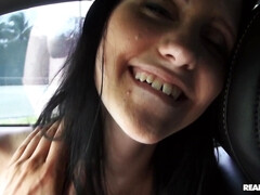 Sucer une bite, Voiture, Femelle, Doigter, Lesbienne, Orgasme, Petite femme, Pov