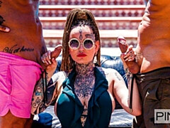 Grosser arsch, Grosser schwanz, Grosse titten, Blasen, Braunhaarige, Hundestellung, Im freien, Flotter dreier