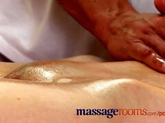 Rondborstig, Stel, Tsjechisch, Vingeren, Masseren, Orgasme, Kut duiken, Spuiten