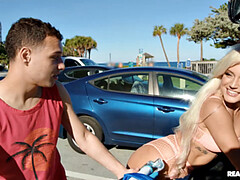 69 negenenzestig, Strand, Badpak, Blond, Auto, Hondjeshouding, Keuken, Twee staartjes