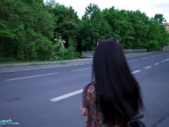 Sucer une bite, Brunette brune, Couple, Tir de sperme, Tchèque, Gorge profonde, Public, Étudiant