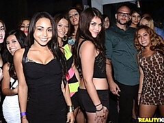 18 años, Culo grande, Verga grande, Tetas grandes, Mamada, Club, Estilo perrito, Flaco