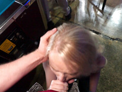 Blondine, Blasen, Öffentlich