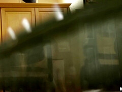 Blasen, Würgen, Freundin, Küche, Natürlichen titten, Pov, Kurzes haar, Tätowierung