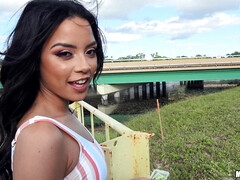 Americano, Chica, Mamada, Atragantadas, Tetas naturales, Al aire libre, Pov, Tatuaje