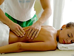 Grosser arsch, Blasen, Braunhaarige, Hundestellung, Natürlichen titten, Rasiert, Jungendliche (18+), Titten