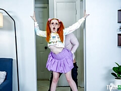 Gros cul, Grosse bite, Sucer une bite, En levrette, Seins naturels, Rousse roux, Adolescente, Nénés