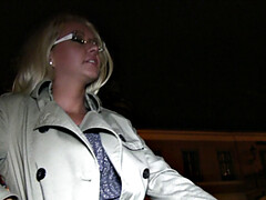 Leie, Blondine, Schwanz, Brille, Handjob, Im freien, Muschi, Tätowierung