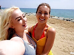 Grosser arsch, Fingern, Küssen, Lesbisch, Natürlichen titten, Rasiert, Entkleiden, Jungendliche (18+)