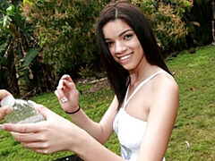 Gros cul, Grosse bite, Sucer une bite, En levrette, De plein air, Petite femme, Maigrichonne, Adolescente