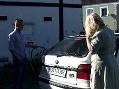 18 jaar, Enthousiasteling, Grote mammen, Rondborstig, Omie, Rijpe lesbienne, Moeder, Buiten