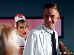 Grosse titten, Blondine, Britisch, Kehlenfick, Aufs gesicht abspritzen, Krankenschwester, Pov, Strümpfe
