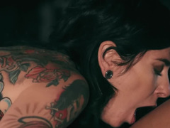 Cunnilingus, Coche, Ébano, Penetracion con dedos, Interracial, Lesbiana, Coño, Tatuaje