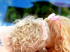 In den arsch, Füsse, Fetisch, Handjob, Im freien, Pool, Transfrau, Hintern versohlen