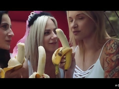 Blondine, Braut, Gruppe, Hd, Lesbisch, Im freien, Party, Öffentlich
