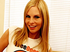 Enthousiasteling, Grote kont, Grote mammen, Blond, Vingeren, Masturbatie, Alleen, Strippen