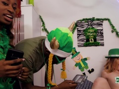69 negenenzestig, Blond, Pijpbeurt, Slaapzaal, Feest, Geschoren, Tatoeage, Trio