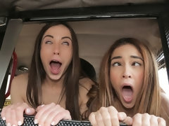 Arsch, Blondine, Blasen, Auto, Hundestellung, Frau frau mann, Jungendliche (18+), Flotter dreier