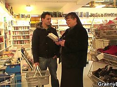 Blasen, Braunhaarige, Geile alte tussi, Kehlenfick, Oma, Reif, Mutti, Stiefmutter