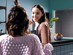 Gros cul, Gros seins, Lesbienne, Lingerie, Chatte, Rasée, Maigrichonne, Nénés