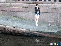 Blasen, Braunhaarige, Europäisch, Brille, Handjob, Küssen, Im freien, Zierlich