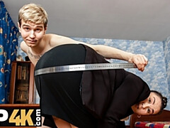 Sucer une bite, Brunette brune, Femme couguar, Queue, Fétiche, Mature, Russe, Jarretelles