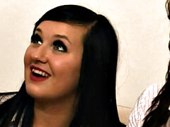 Brits, Bruinharig, Naakte man aangeklede vrouw, Dominatie, Dominante vrouw, Groep, Handbeurt, Aftrekken