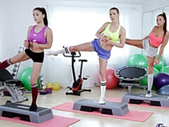 Blondine, Fingern, Gruppe, Küssen, Lesbisch, Masturbation, Sport, Entkleiden