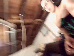 Sucer une bite, Brunette brune, Conversation vulgaire, Jeux, Mère que j'aimerais baiser, Jouets