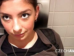Leie, Grosse titten, Braunhaarige, Geld, Rasiert, Jungendliche (18+), Titten, Toilette