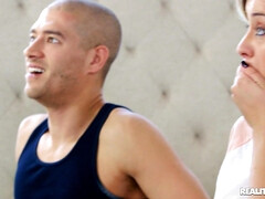 Américain, Gros seins, Tromperie, En levrette, Face assise, Pénétrer avec le poing, Bâillonner, Tatouage