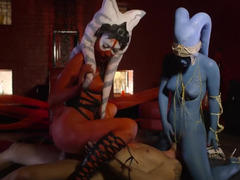 Grosser schwanz, Blasen, Hundestellung, Würgen, Handjob, Masturbation, Tätowierung, Titten