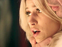 Verlegen, Tieten likken