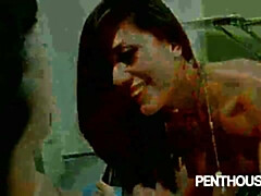 Grosser schwanz, Blasen, Braunhaarige, Hundestellung, Hd, Latina, Natürlichen titten, Sich ausziehen