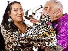 Amateur, Chambre à dormir, Grosse bite, Sucer une bite, Brunette brune, Fille latino, Mère que j'aimerais baiser, Tatouage