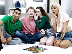 18 jaar, Grote kont, Grote lul, Hondjeshouding, Kwartet, Natuurlijke tieten, Tiener, Tieten likken