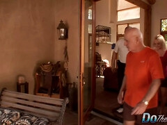 Schönheit, Schwarz, Blondine, Blasen, Gehörnter ehemann, Spermaladung, Hausfrau, Ehefrau