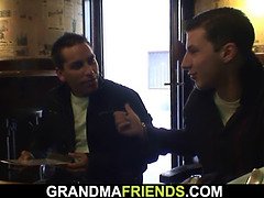 ブロンド, フェラチオ, イマラチオ, 熟年, 淫乱熟女, 母, 義母, 三人