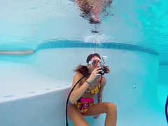 デカパイ, チェコ, フェティッシュ, プール, 公共, ロシア人, ティーン, 水中