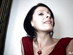 Chambre à dormir, Gros cul, Grosse bite, Sucer une bite, En levrette, Talons, Mère que j'aimerais baiser, Cheveux courts