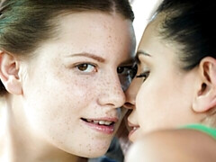 Gros cul, Doigter, Embrassement, Léchez, Masturbation, De plein air, Chatte, Rasée