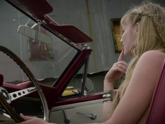 Blonde, Voiture, Seins naturels, Petite femme, Chatte, Solo, Tatouage, Nénés