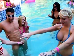 デカチン, ブロンド, フェラチオ, 着衣女と全裸男, Hd, パーティ, プール, ティーン