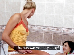 Salle de bains, Blonde, Brunette brune, Pieds, Fétiche, Lesbienne, Léchez, Adolescente