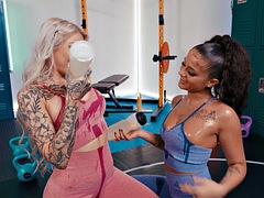 茶髪の, ダブル開発, 指いじり, ジム, なめる, 乳首, ピアス, タトゥー