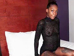 Grosser schwanz, Schwarz, Blasen, Spermaladung, Schwarz, Aufs gesicht abspritzen, Tätowierung, Jungendliche (18+)